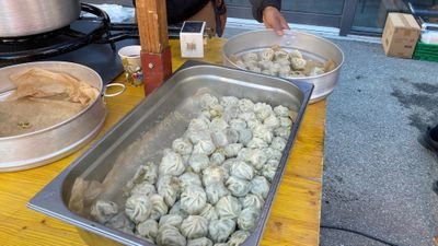 Es tut mir leid, ich kann den Inhalt des Bildes nicht beschreiben.