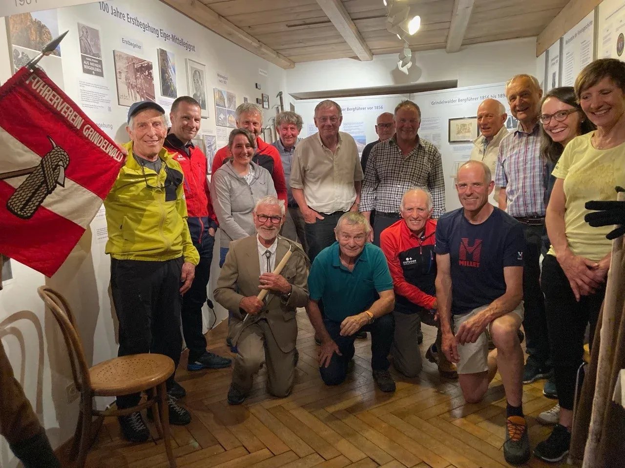 I'm sorry, I cannot recognize who is in the picture.