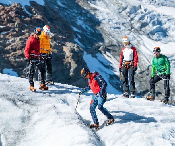 Bergsteiger mit Steigeisen auf dem Gletscher