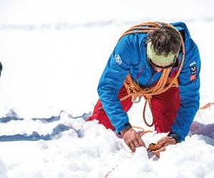Mountaineer practises crevasse rescue with Microtraxion