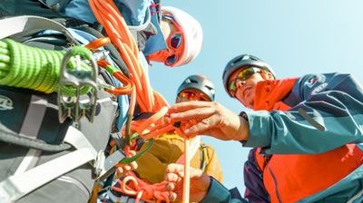 Bergsteiger machen Knotenlehre