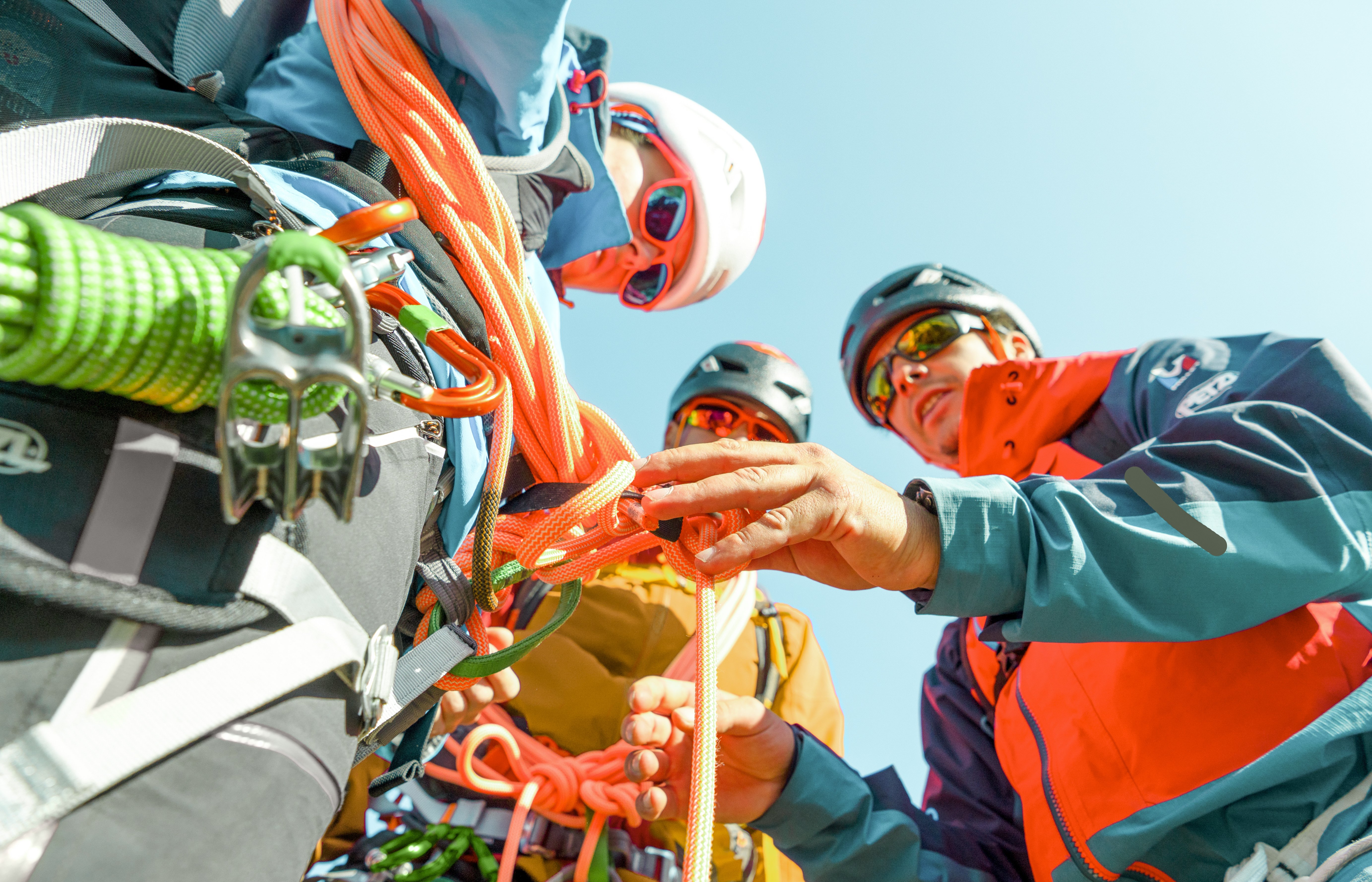 Bergsteiger machen Knotenlehre