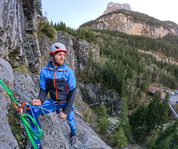 Kletterer am Standplatz sichert Nachsteiger