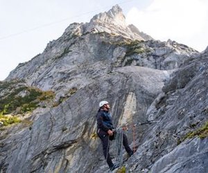 Kletterer am Standplatz sichert Vorsteiger