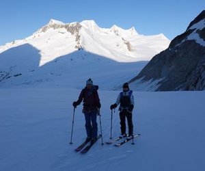 Ski tourers ascending to the Galmihorn.