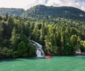 Jetboot on Lake Brienz in front of the Giessbach Waterfalls