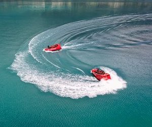 2 Jetboats doing 360° spins on the turquoise blue Lake Brienz
