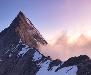 Gipfel des Eiger mit Wolken bei Sonnenaufgang