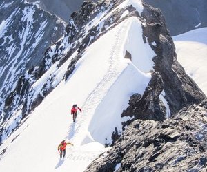 Zwei Bergsteiger am Eiger Gipfelgrat