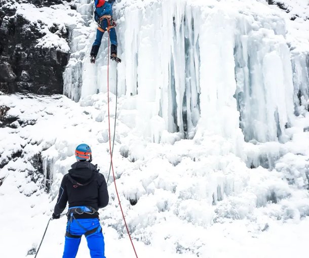 Person am Eisklettern