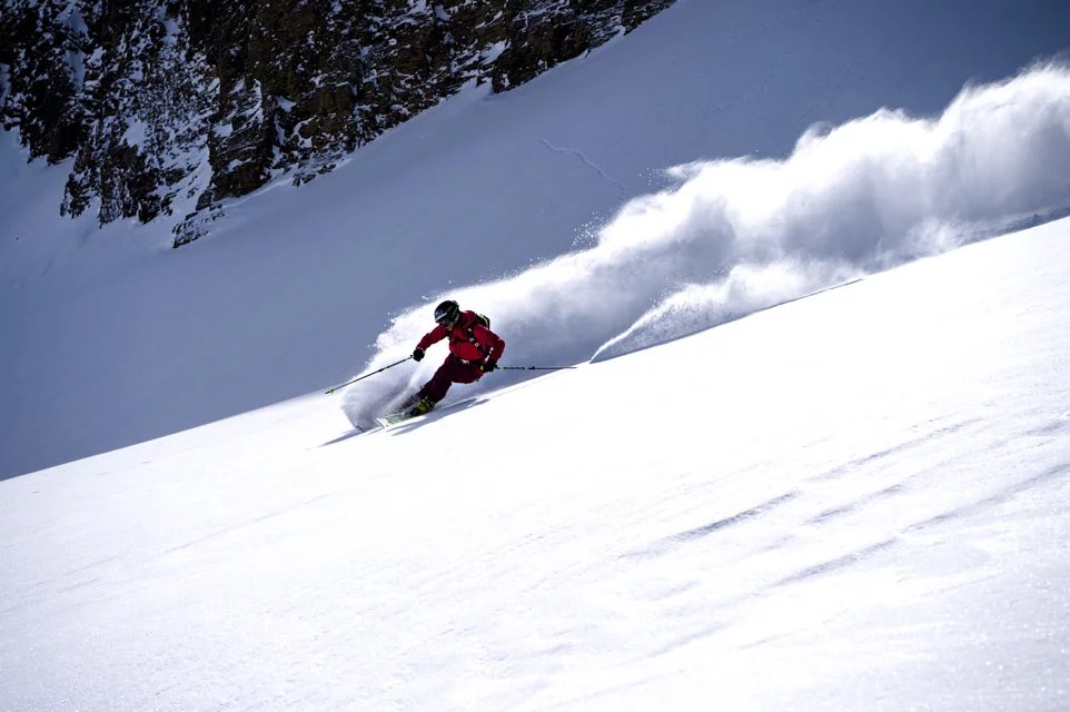 Person am Tiefschneefahren