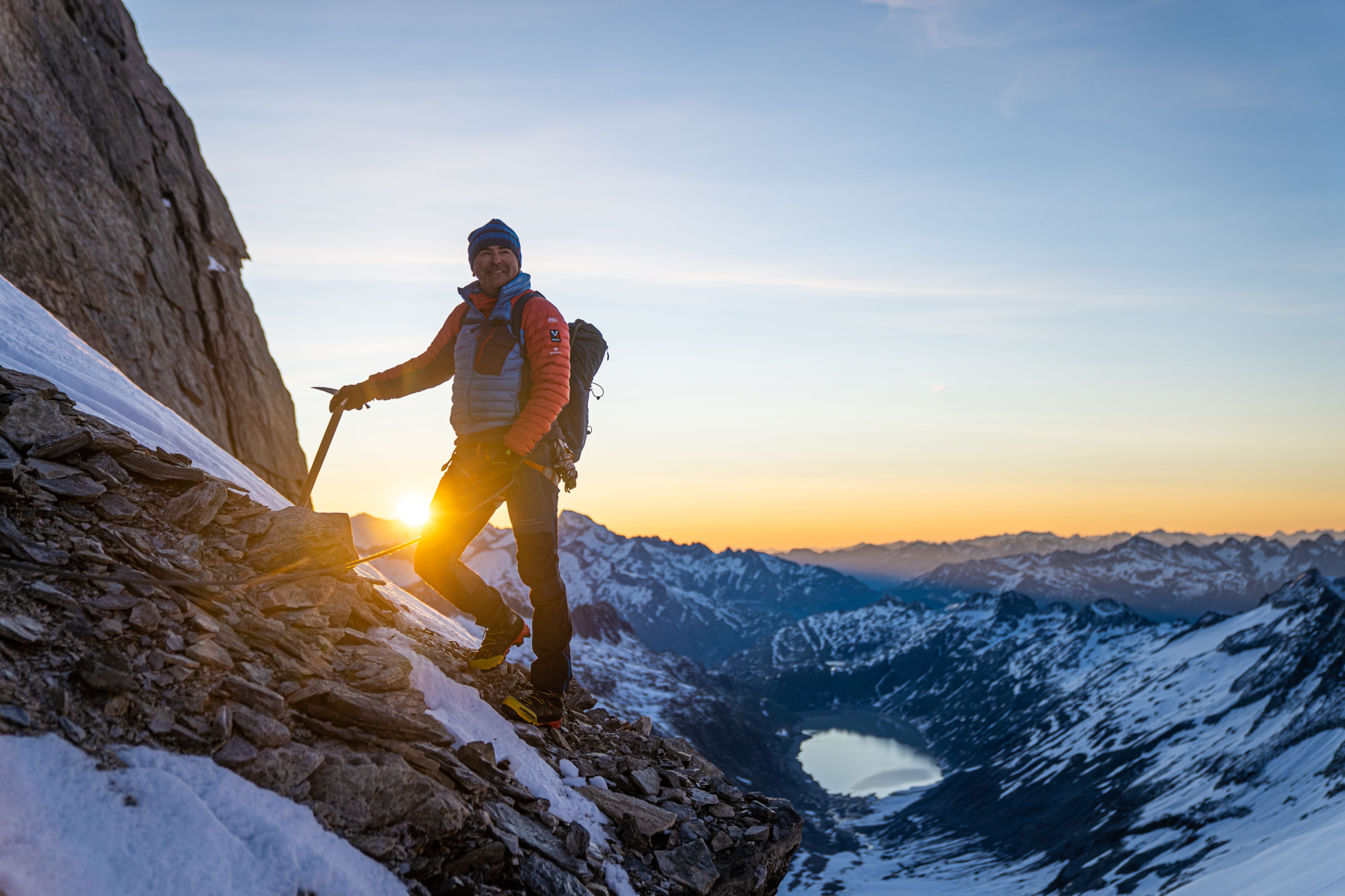 Bergführer am Oberaarhorn mit Sonnenaufgang im Hintergrund