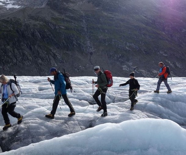Rope team glacier hikers