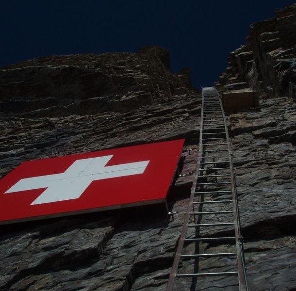 Leiter und Schweizerwappen