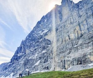 Personen unterhalb der Eigernordwand auf dem Weg zum Einstieg des Klettersteig Rotstock