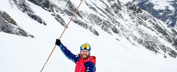 Person mit Sonderstange im Tiefschnee