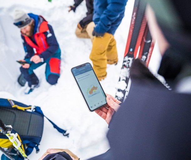 Participants in avalanche courses inform themselves about the avalanche situation on their mobile phones.
