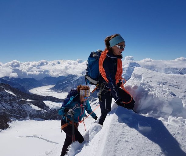 Bergsteiger erreichen den Gipfel des Mönch