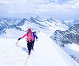 Zwei Bergsteiger auf dem Gipfelgrat des Mönch