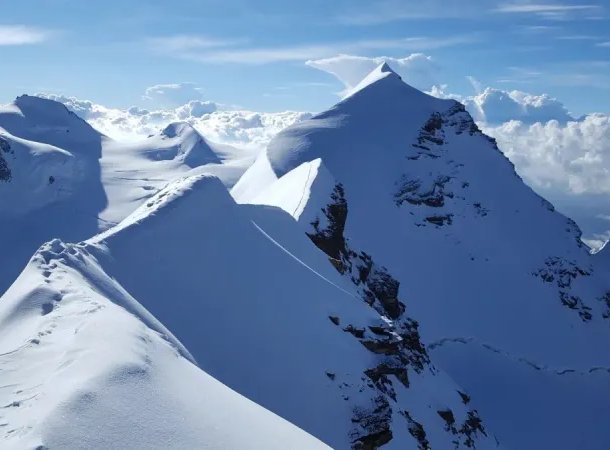 Schneebedeckte Berggipfel des Monte Rosa Massiv