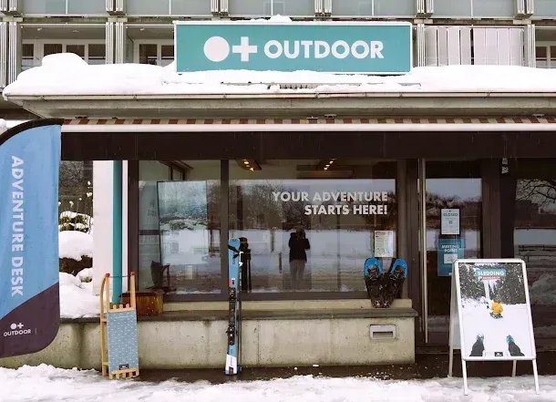 Aussenansicht vom Outdoor Interlaken Shop im Winter