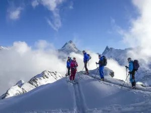 Skitourengänger im Aufstieg mit Schreckhorn im Hintergrund