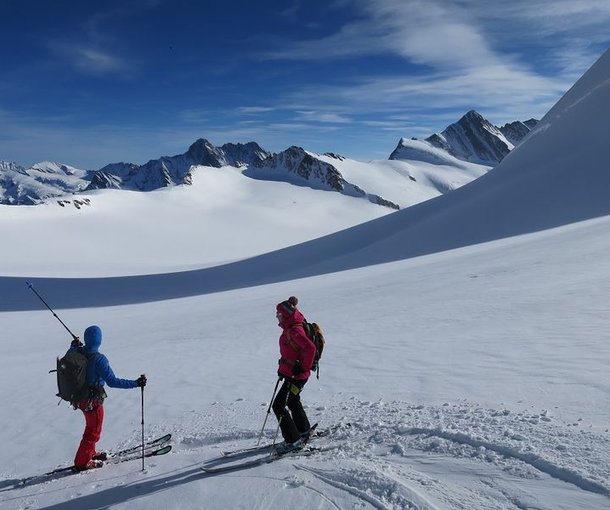 Ski tourers descending from the Mönchsjoch to the Ewige Schneefeld.