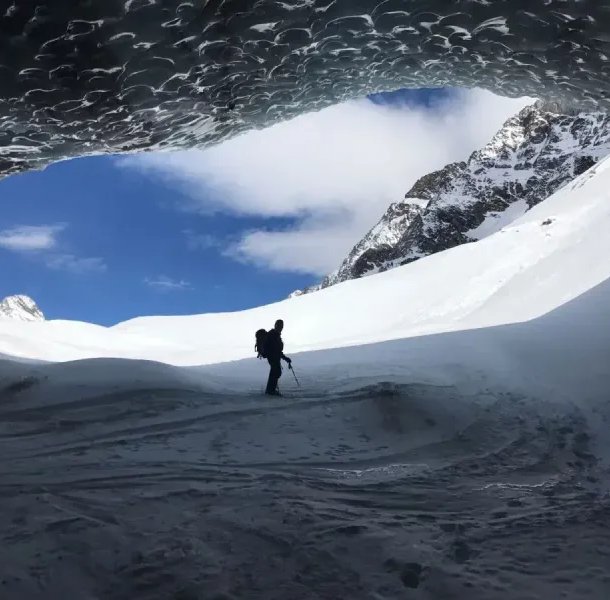 Ski tourers in a glacier gate
