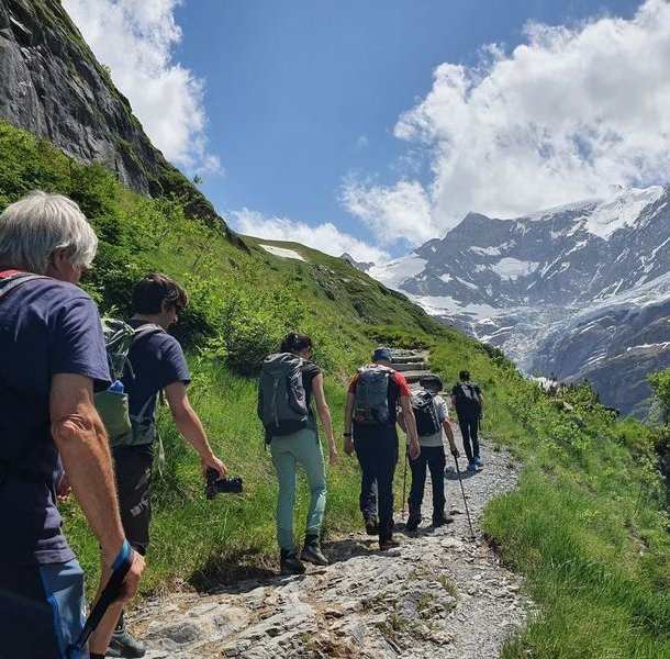 Hiker heading towards Bäregg.