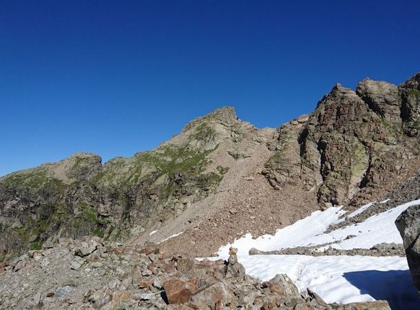 Blue-white marking with a view of Chrinnenhorn.