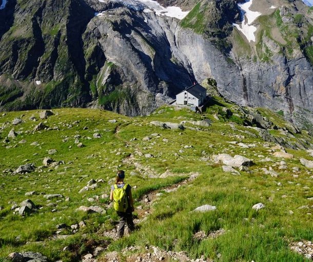 Hiker above the Glecksteinhütte
