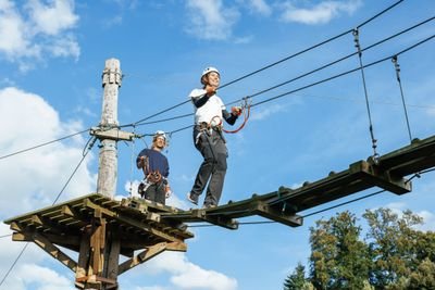 Person geht über eine Holzbrücke im Seilpark Rigi